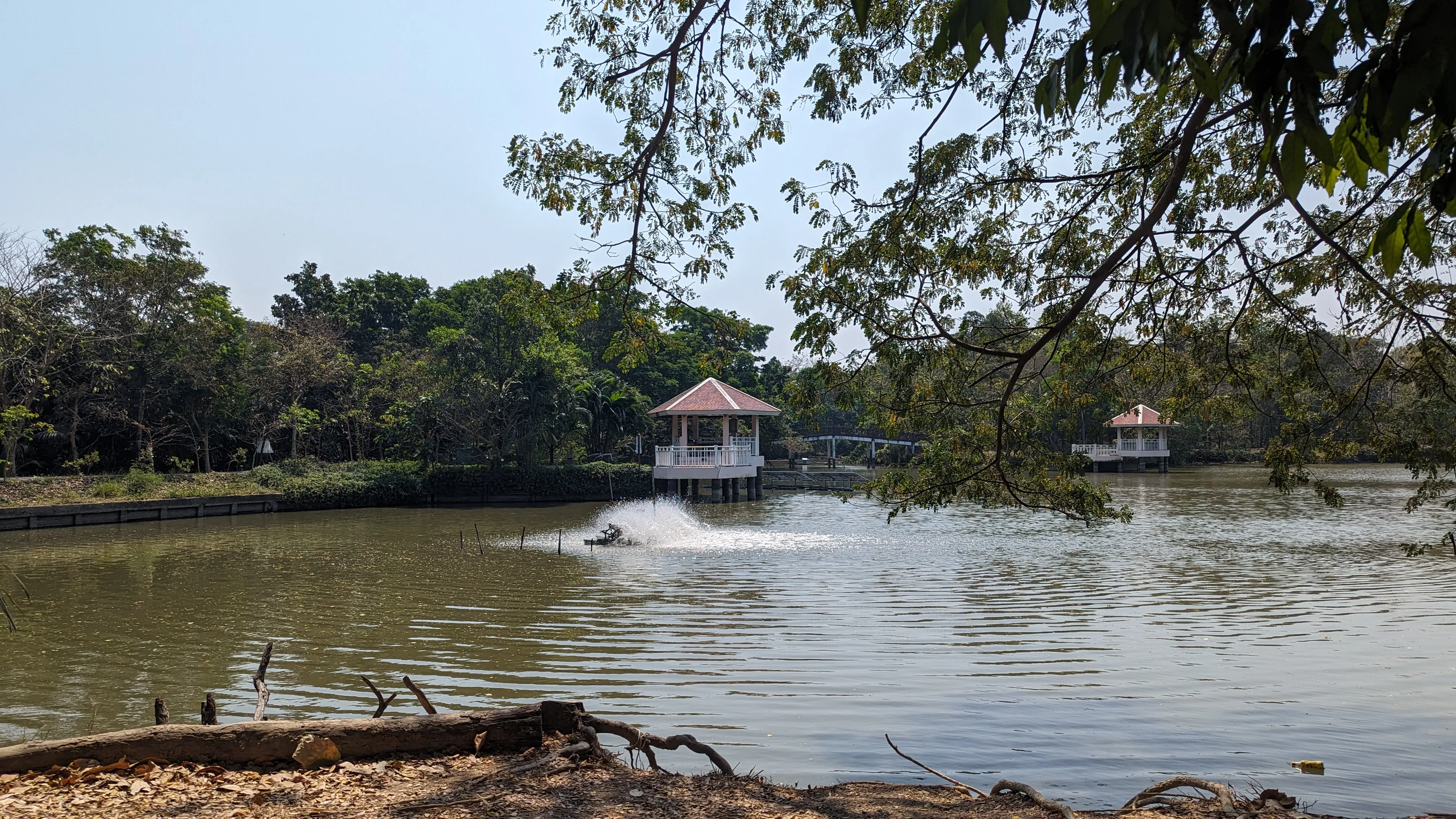 Fontanna w parku Sri Nakhon Khuean Khan