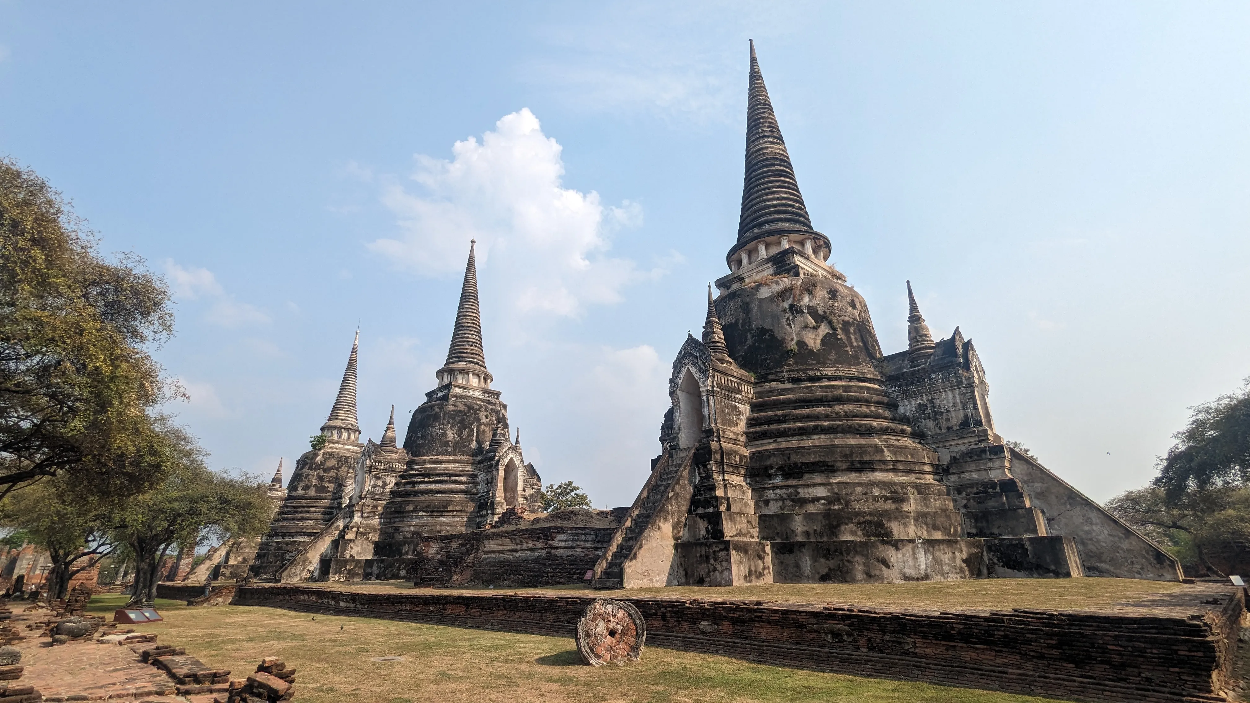 Trzy spiczaste stupy w Wat Phra Si Sanphet