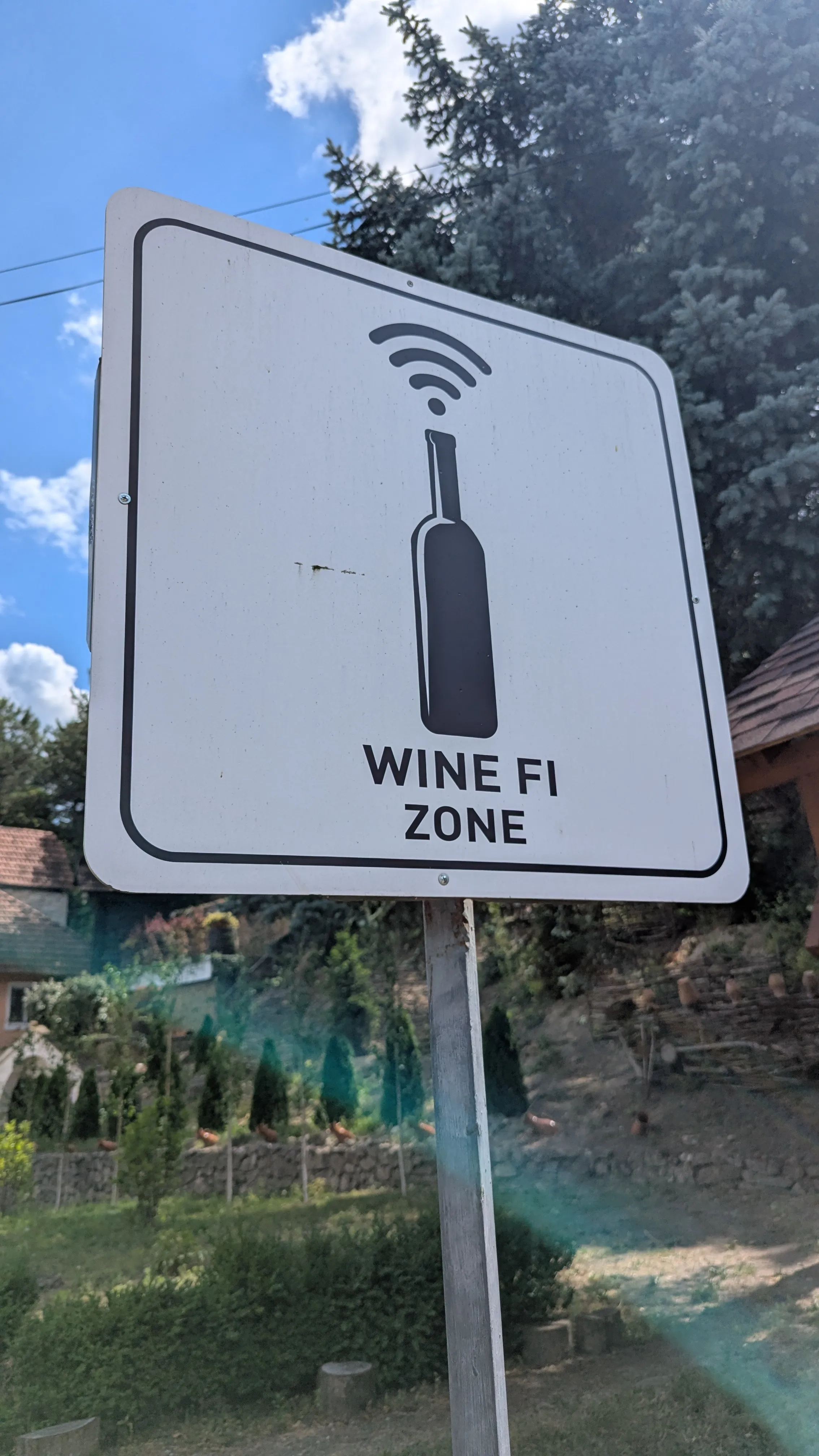 Znak przedstawia butelkę z wychodzącymi falami internetowymi z podpisem wine fi
zone