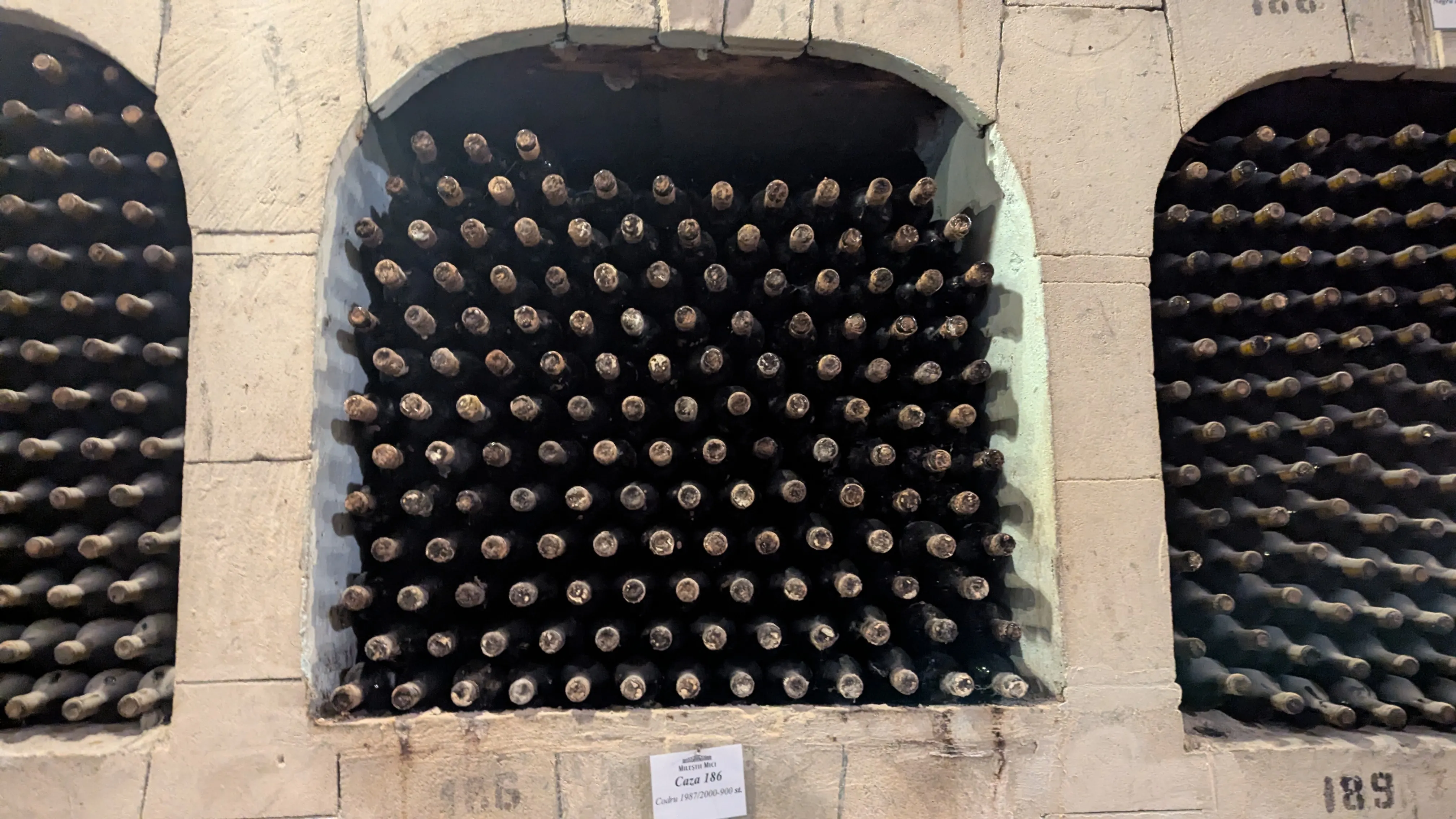 Zbliżenie na wnękę z winem, 100-200 widocznych
butelek