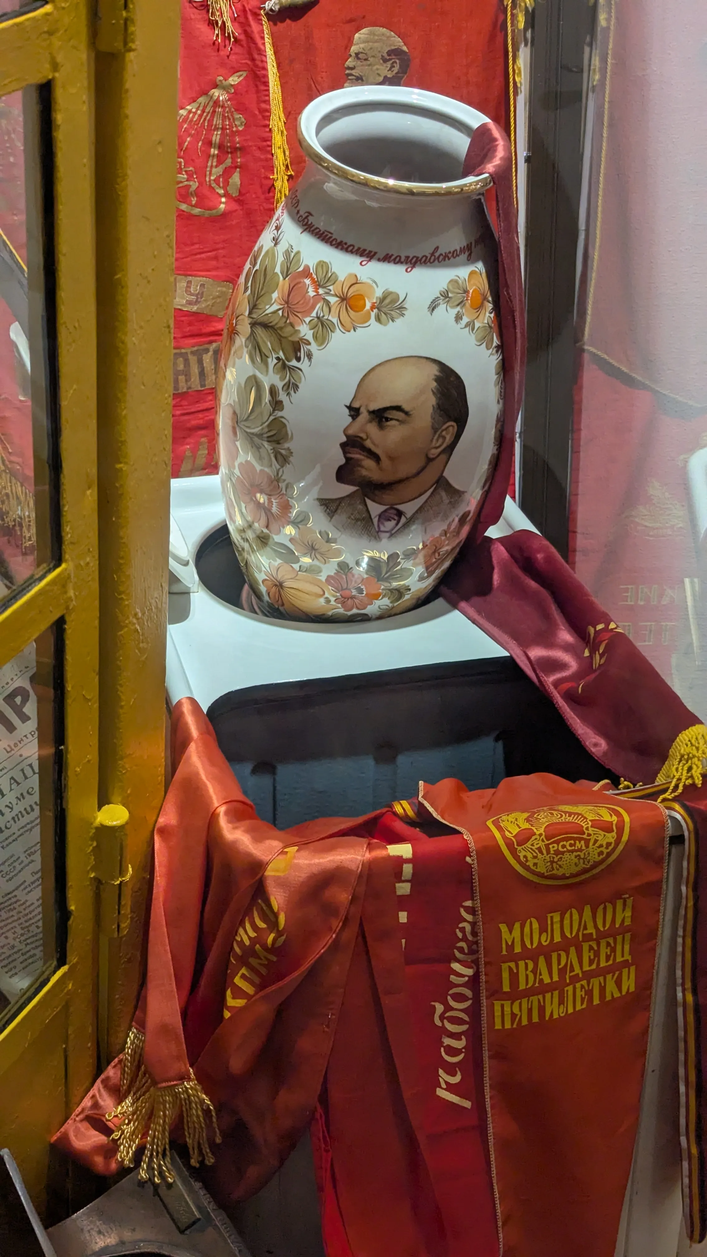 Gablota muzealna, w niej duży wazon z głową Lenina