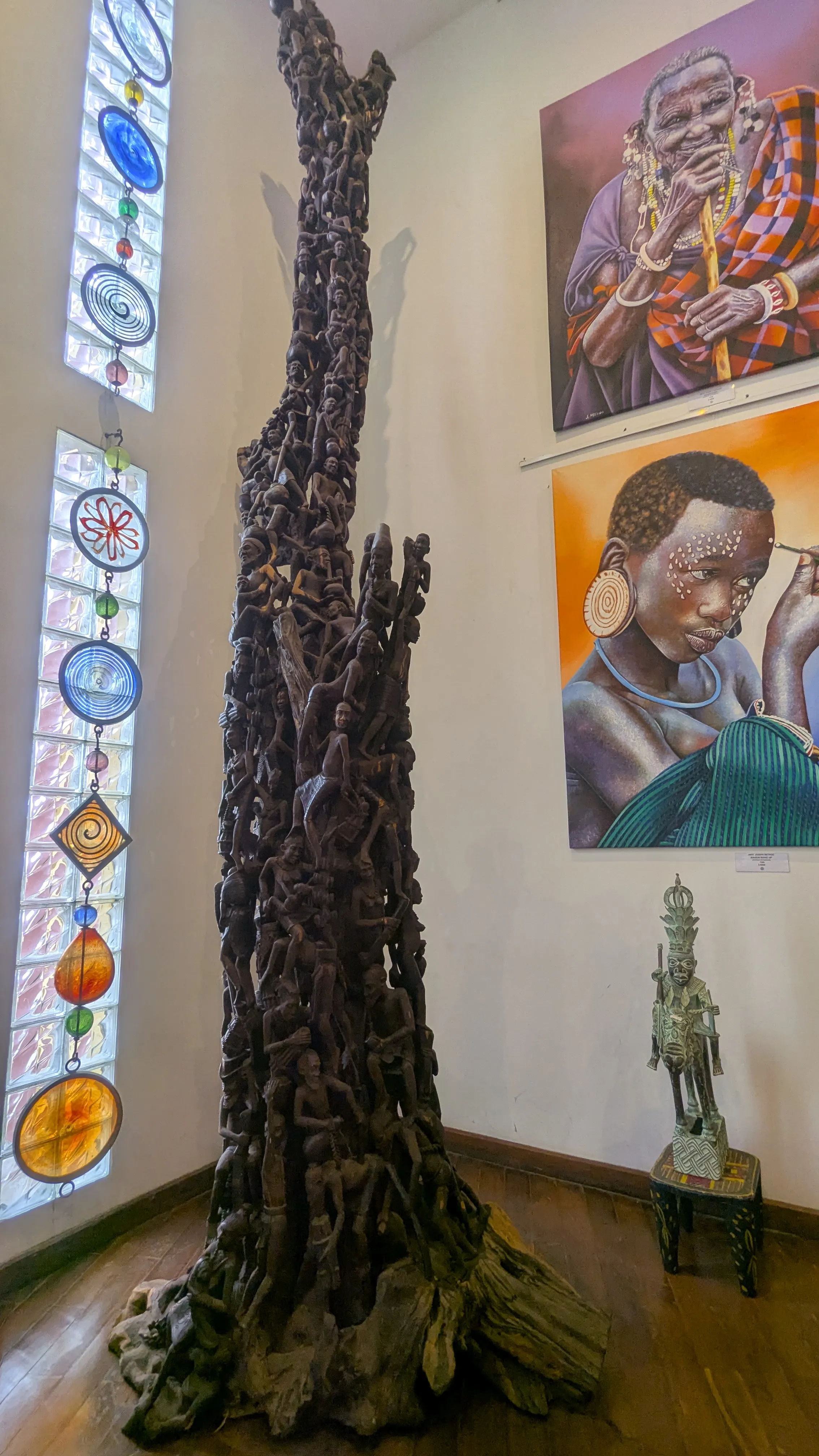 Pień drzewa z wyrzeźbionymi dziesiątkami niewielkich postaci specionych ze
sobą