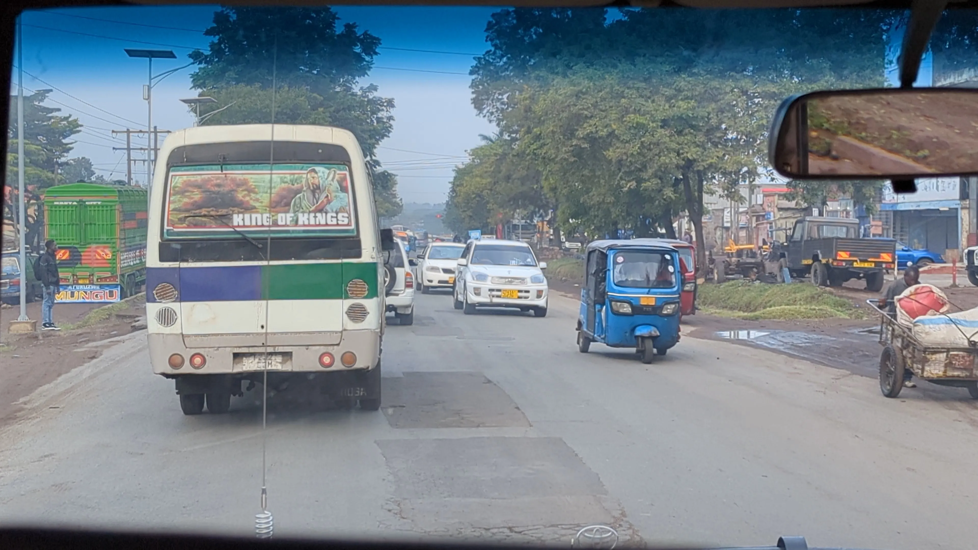 Pomnik w kształcie wyniesionego w górę znicza, otoczony zielenią i
płotem