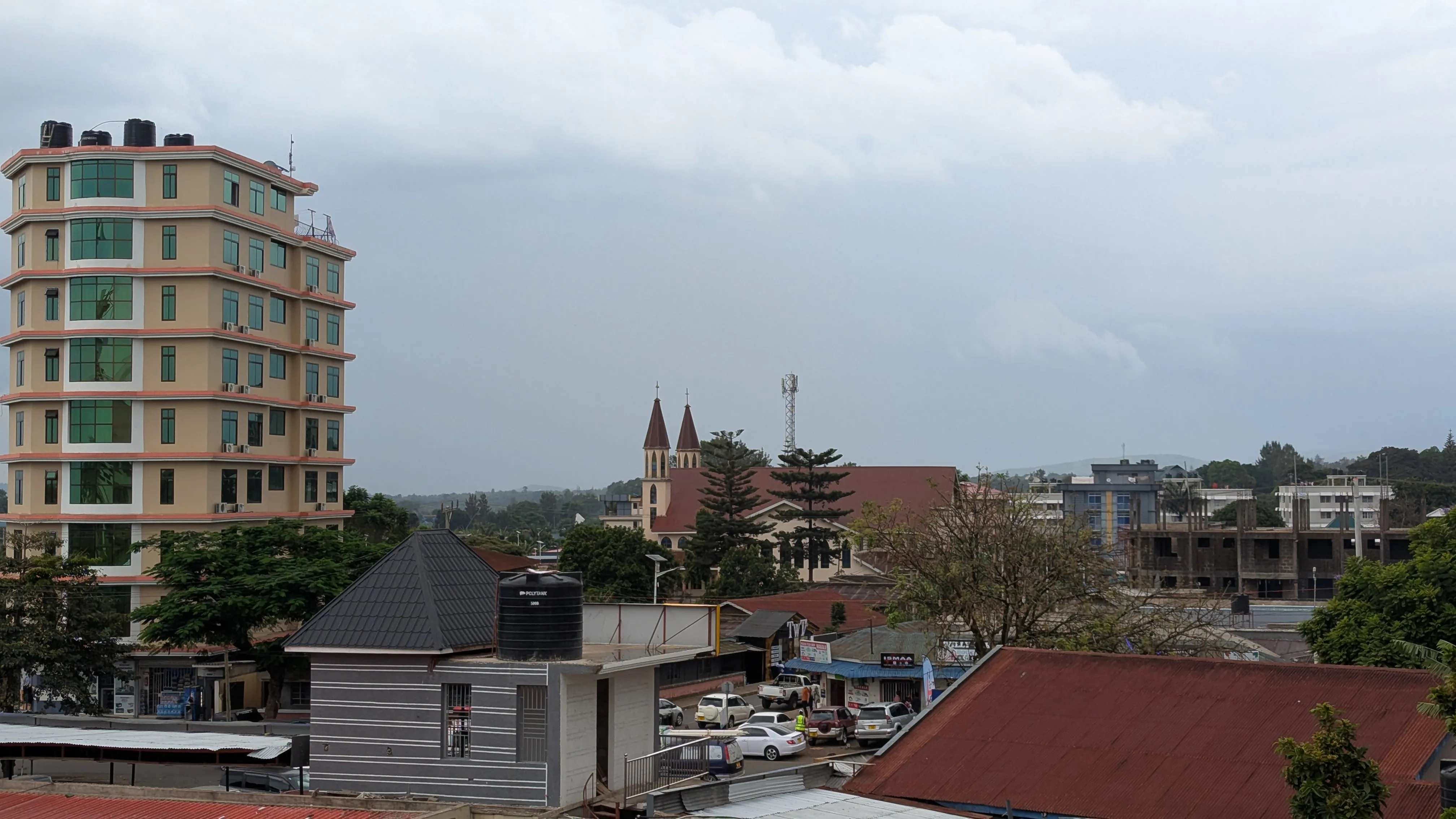 Panorama miasta, po lewej nowy ośmiopiętrowy blok, centralnie
kościół