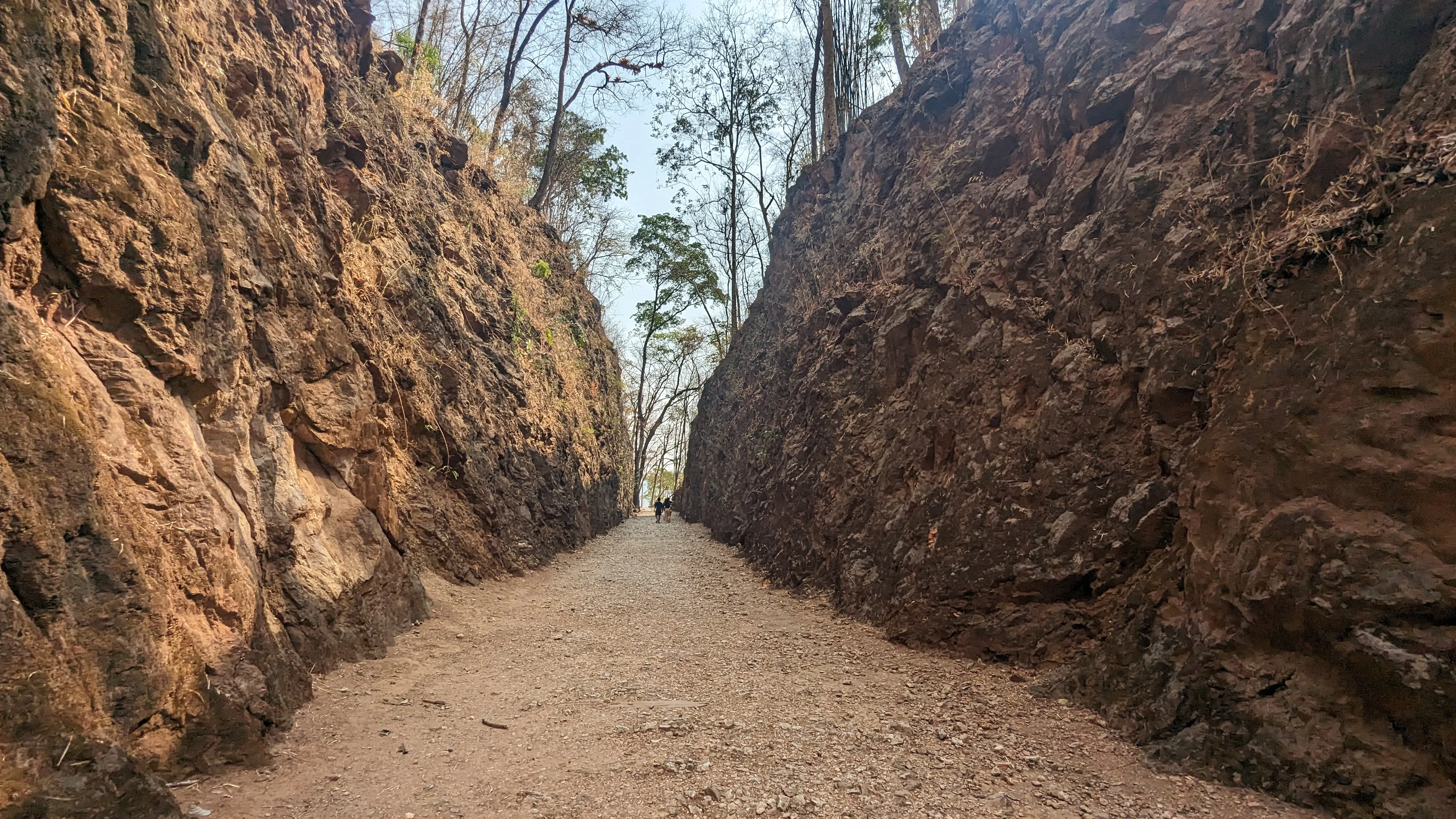 Żwirowa ścieżka pomiędzy dwiema wysokimi
skałami
