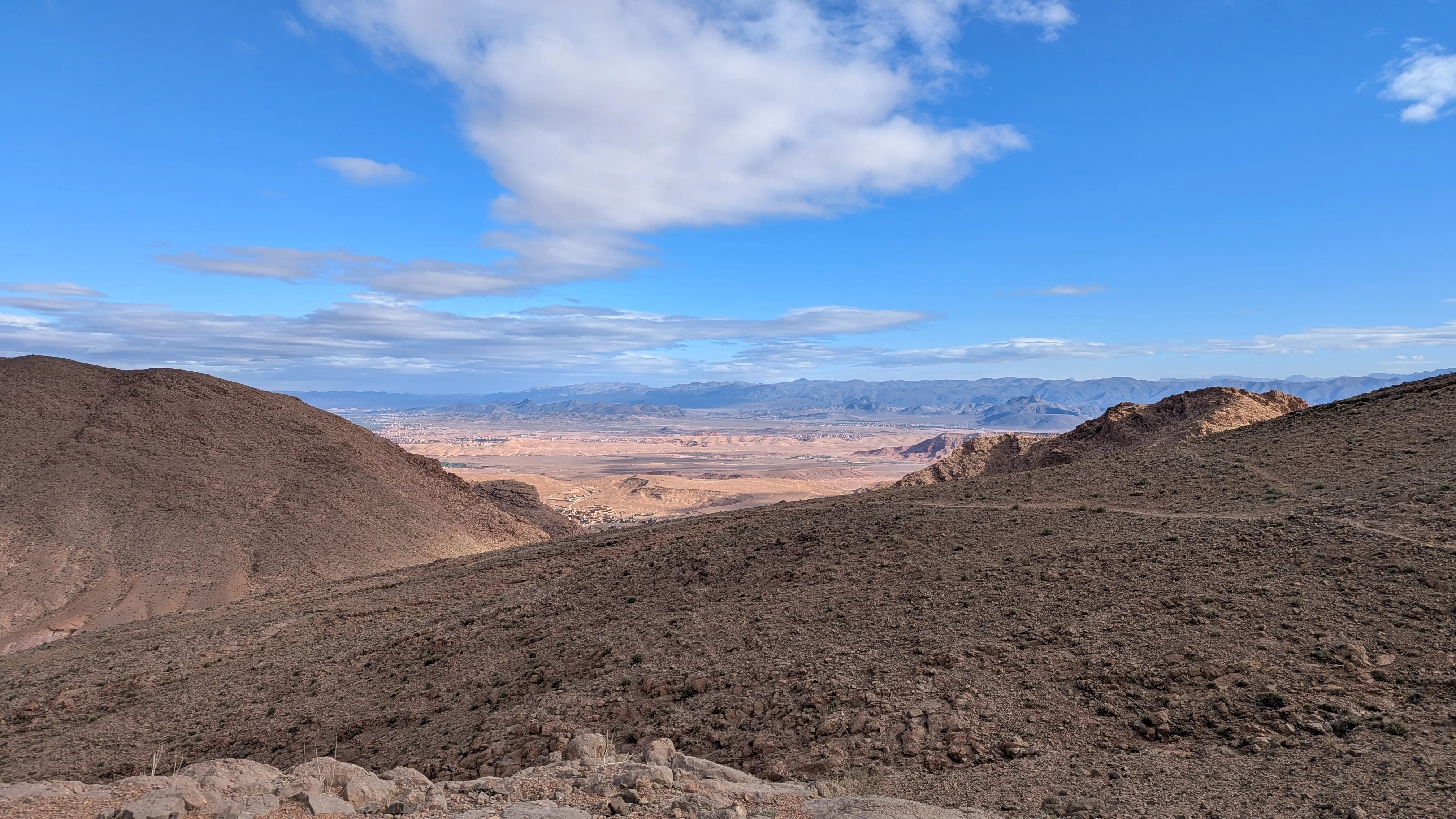 Dolina z drugiej strony, na pierwszym planie zielone pola, dookoła góry, po prawej stronie
widoczny szlak