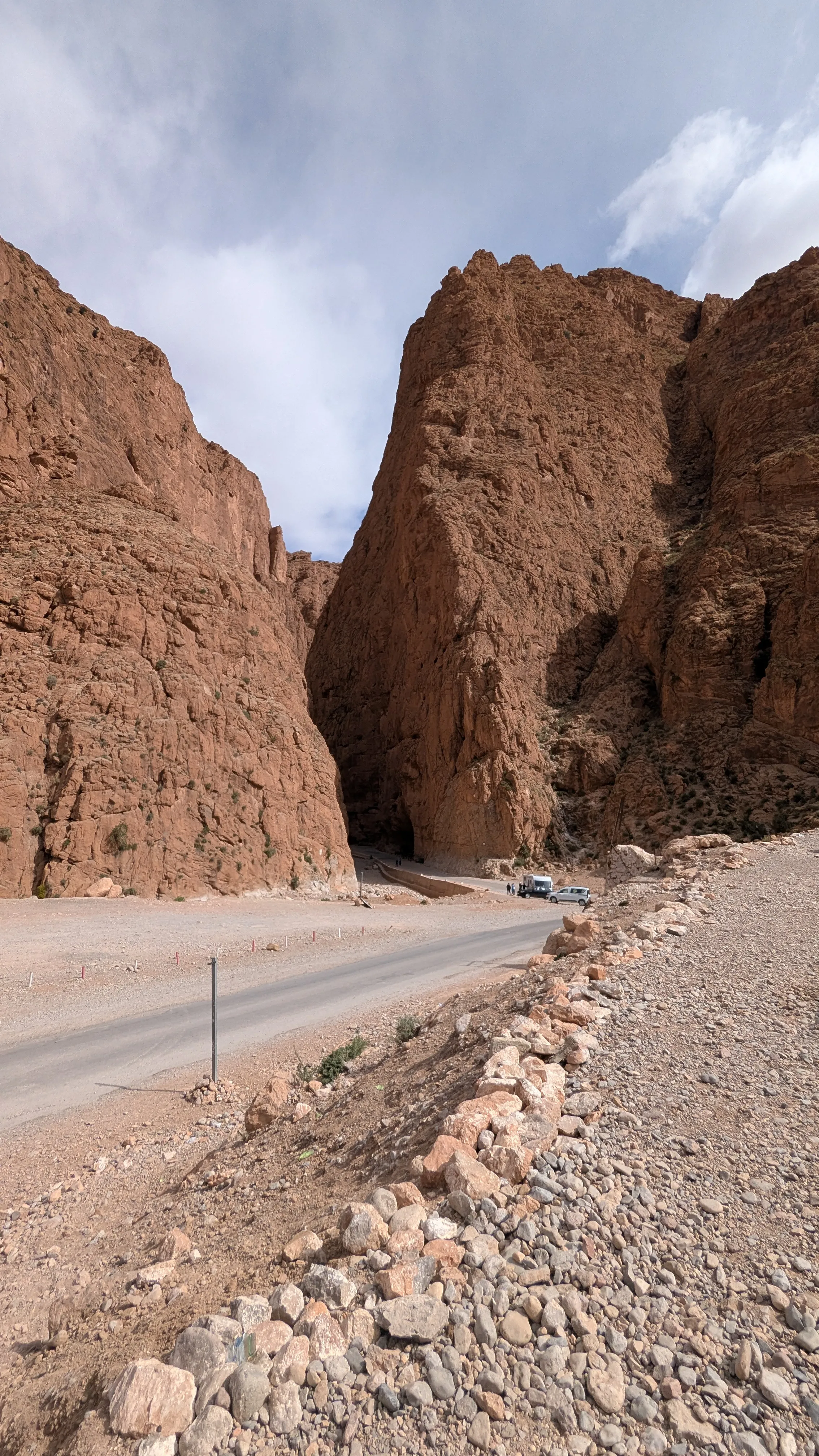 Asfaltowa droga wpadająca w wąski przesmyk między bardzo wysokimi
skałami