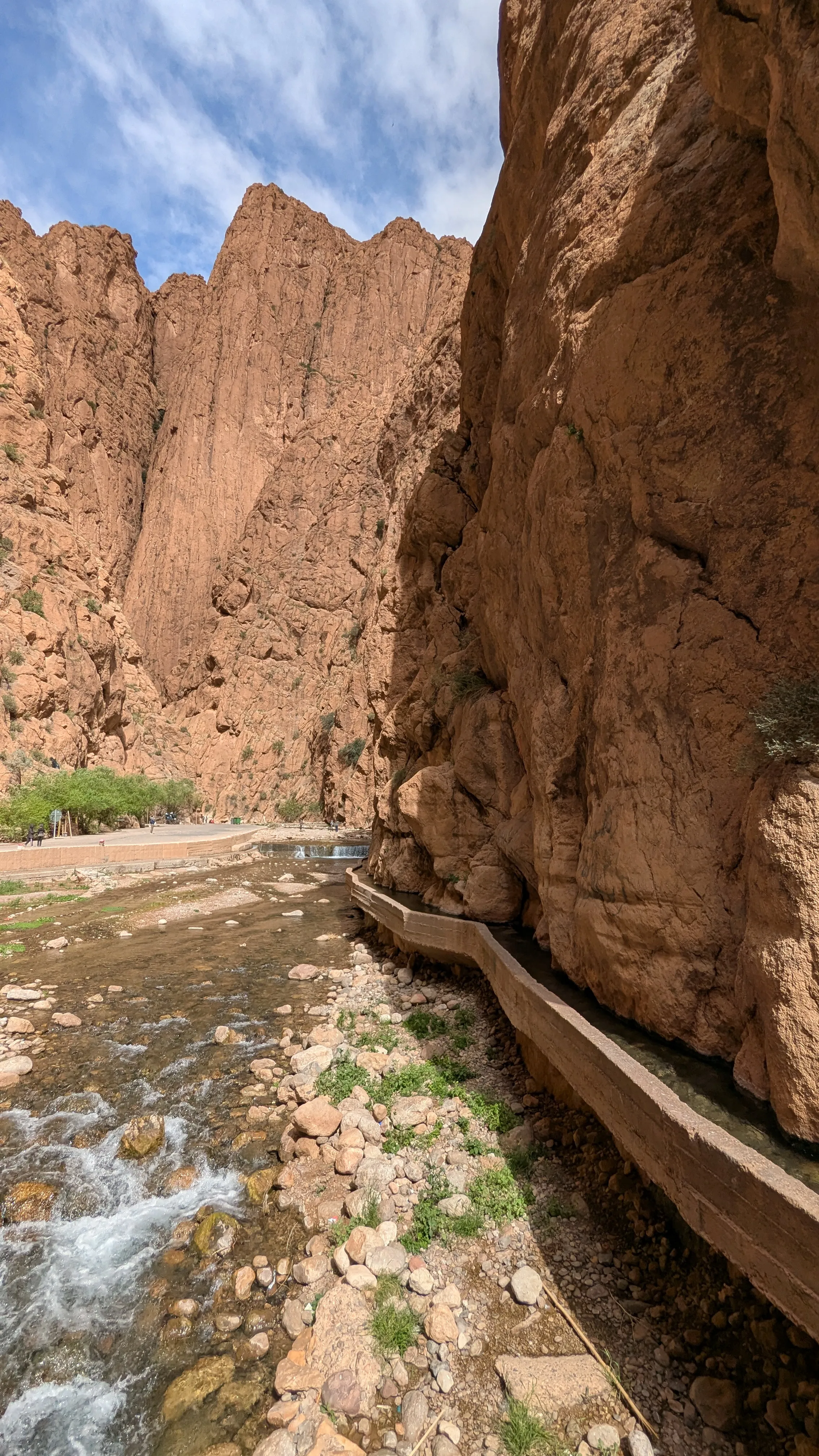 Rzeka w wąskim, wysokim wąwozie, wzdłuż skały poprowadzone niewielkie
koryto