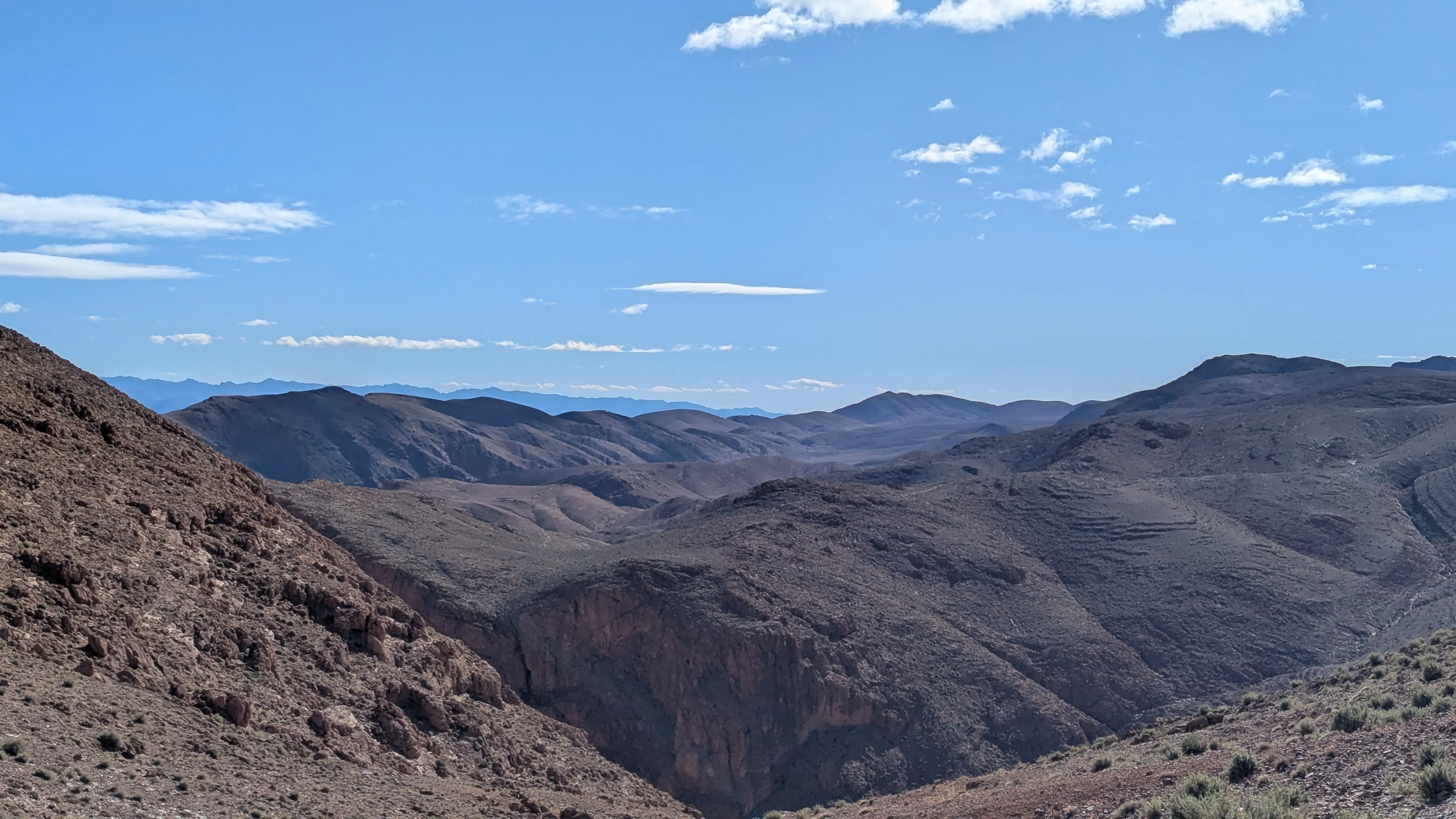 Rzędy pozbawionych zieleni gór