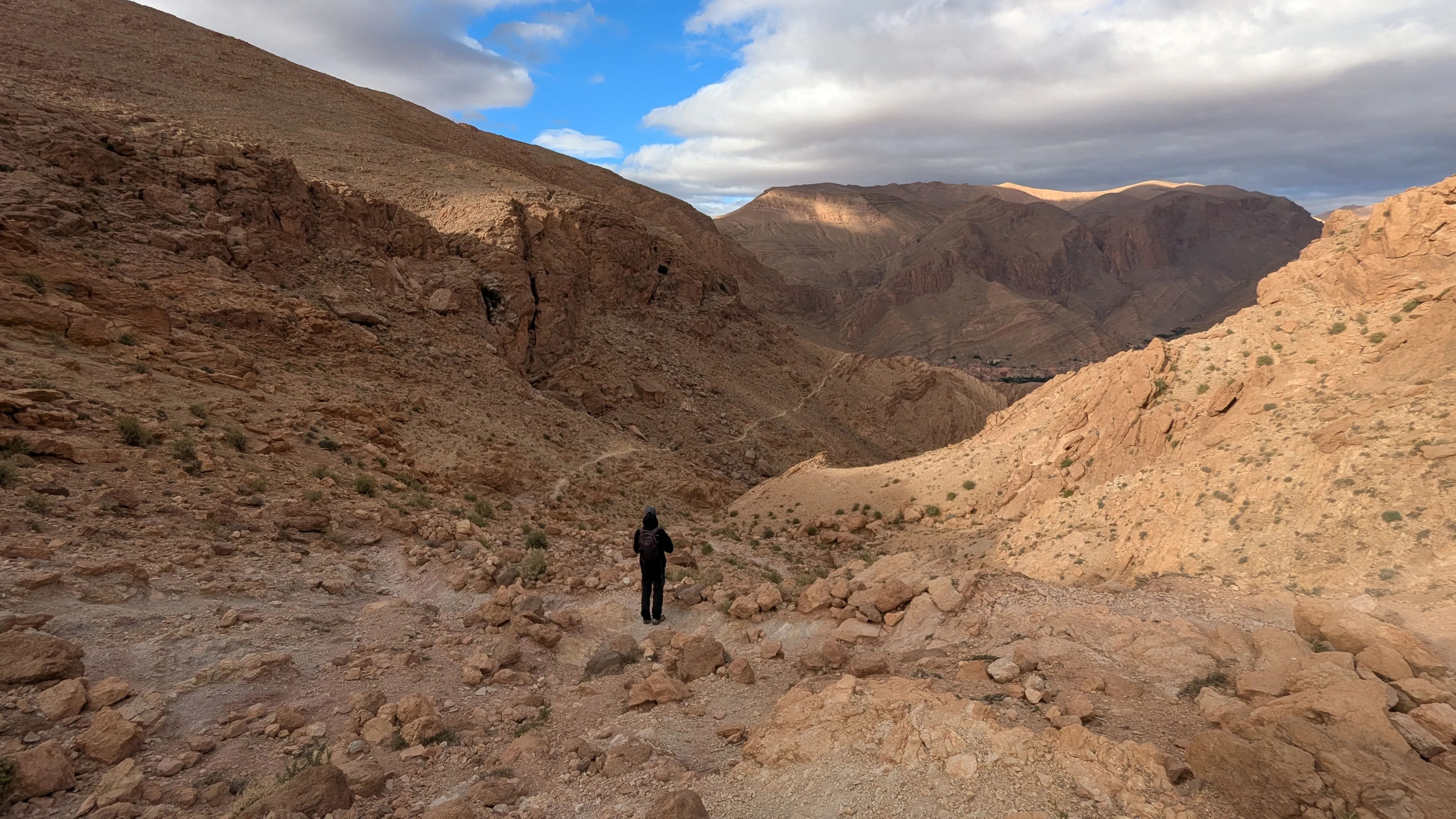 Surowy krajobraz, wąska ścieżka biegnie wzdłuż góry, sylwetka
Rafała
