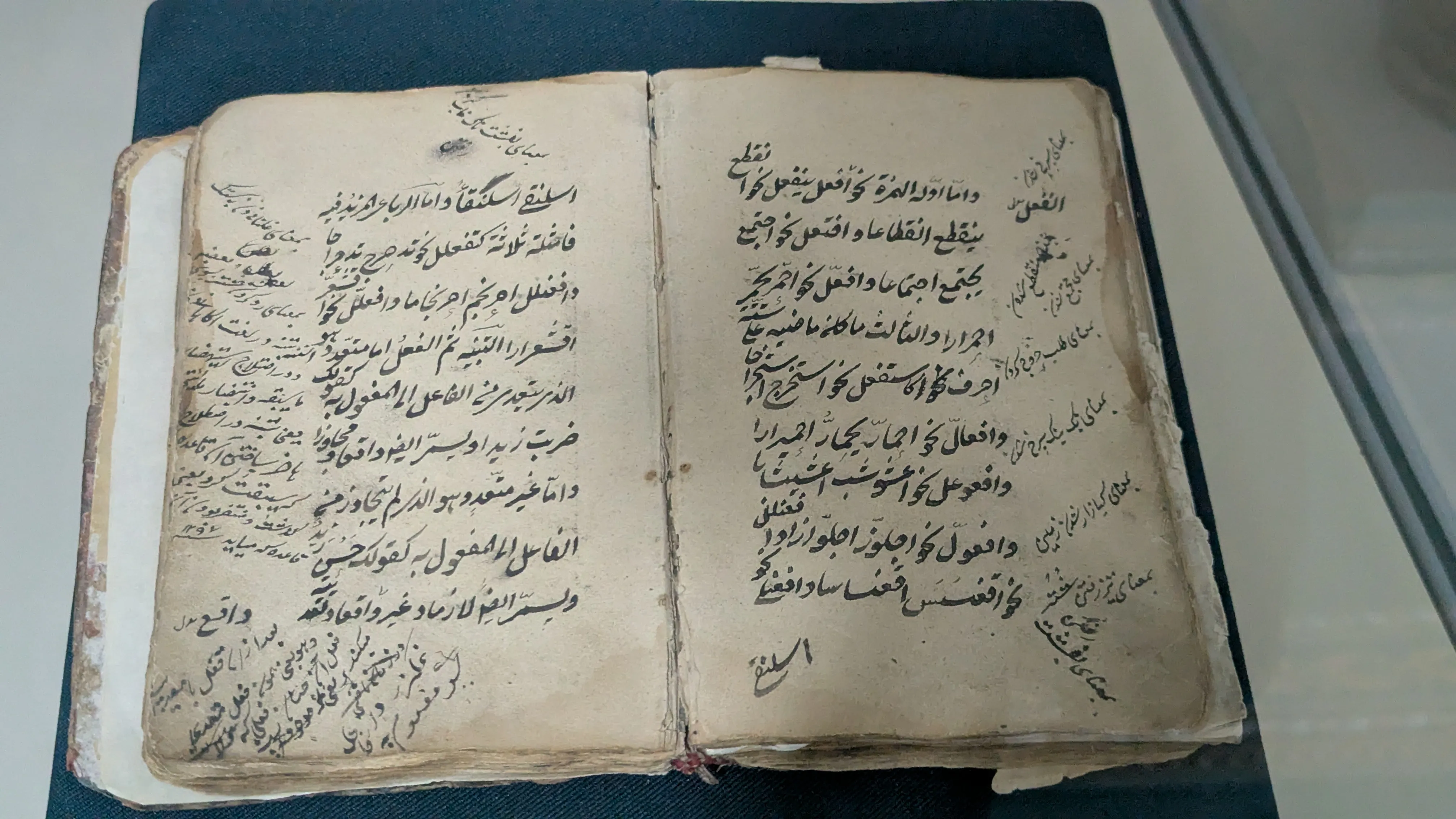 Zeszyt z pismem arabskim, z notatkami na marginesach